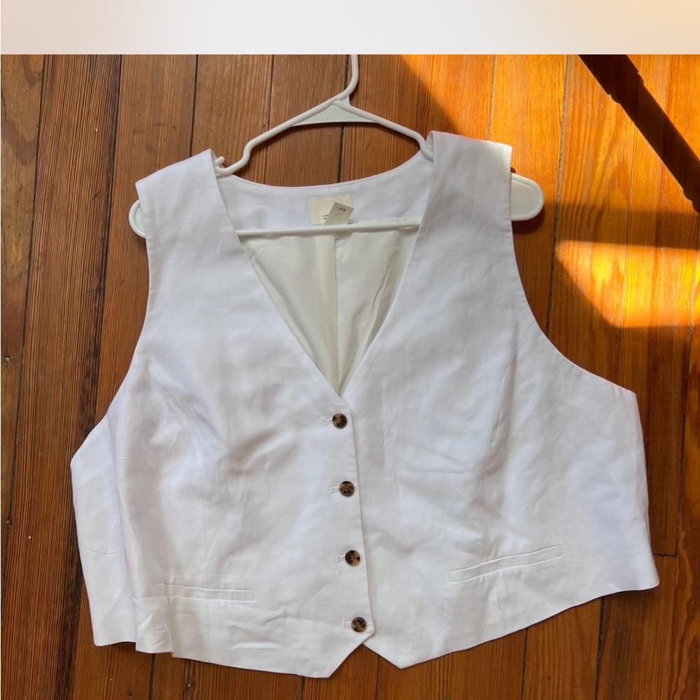 H&M White Sleeveless Buttoned Top